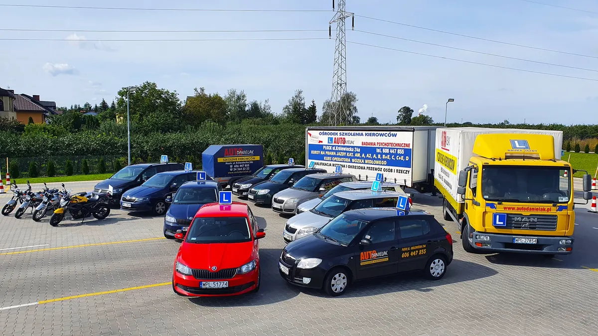 Flota szkoleniowa: samochody osobowe, motocykle i ciężarówka na placu